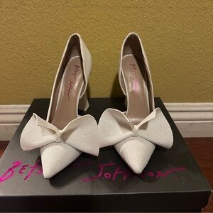 Betsey Johnson Ivory Bow Heels